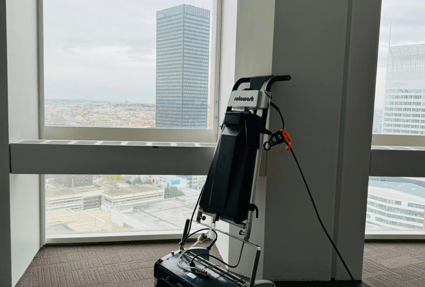 Nettoyage complet des moquettes dans la célèbre Tour Crayon à Lyon ! - 69003