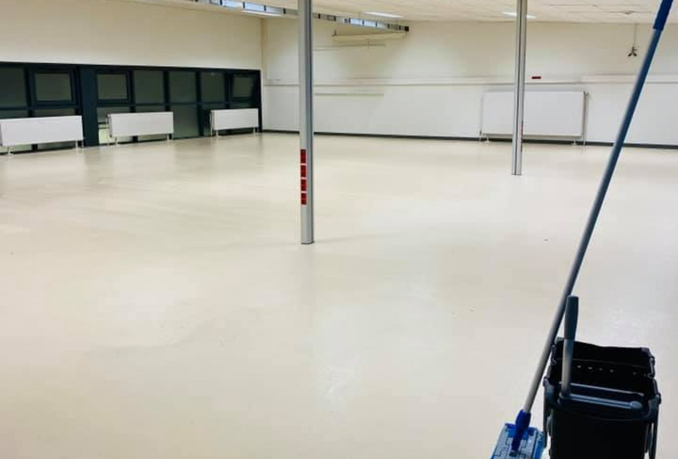 Décapage de sols en résine très encrassé dans un atelier de soudure à Villefranche-sur-Saône - 69400