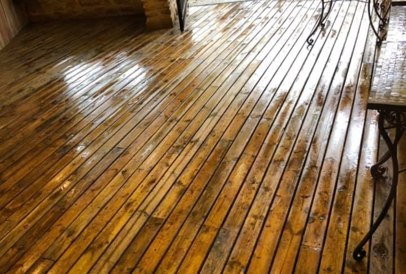 Lavage de terrasse en bois de restaurant à Charbonnières-les-Bains - 69260