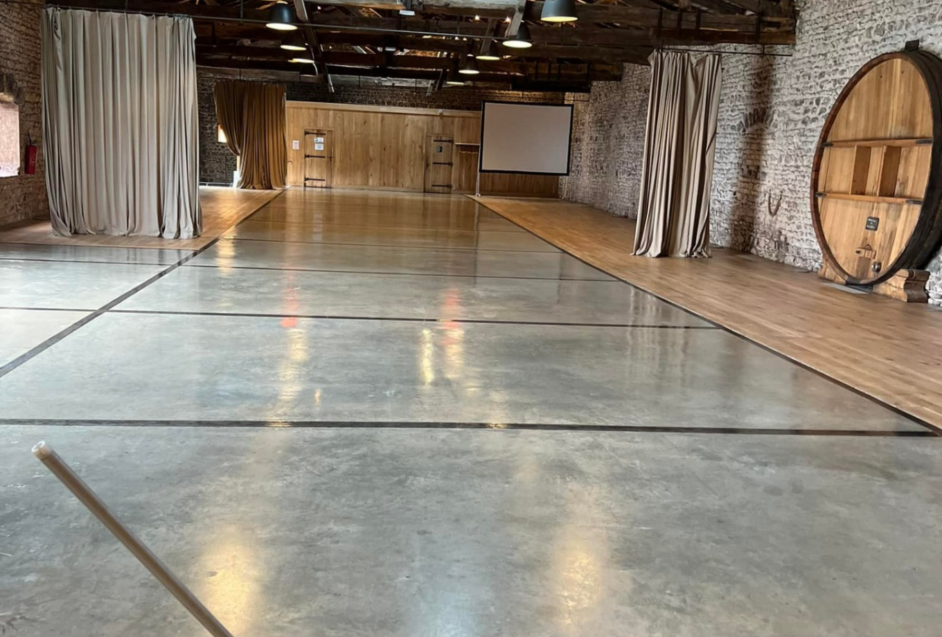 Décapage et application d’émulsion métallisante dans une salle de réception – Château de Corcelles-en-beaujolais - 69220