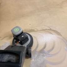 Décapage de sols en résine très encrassé dans un atelier de soudure à Villefranche-sur-Saône - 69400