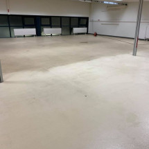 Décapage de sols en résine très encrassé dans un atelier de soudure à Villefranche-sur-Saône - 69400