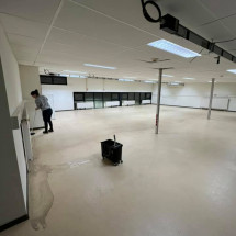 Décapage de sols en résine très encrassé dans un atelier de soudure à Villefranche-sur-Saône - 69400