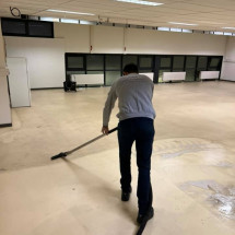 Décapage de sols en résine très encrassé dans un atelier de soudure à Villefranche-sur-Saône - 69400