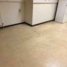 Décapage de sols en résine très encrassé dans un atelier de soudure à Villefranche-sur-Saône - 69400