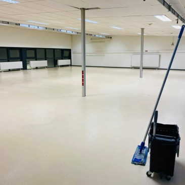 Décapage de sols en résine très encrassé dans un atelier de soudure à Villefranche-sur-Saône - 69400